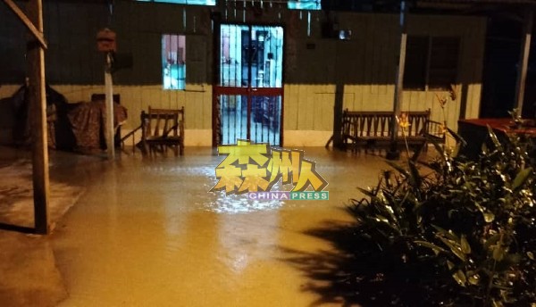 连绵豪雨导致河水泛滥成灾，亚逸昆宁新村近10户人家难逃遭水淹的厄运。