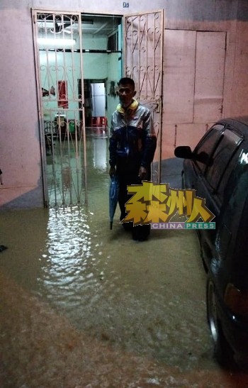 曾贵兴村长冒着连绵大雨前往低洼处，以了解水灾灾情并指示受影响的村户紧急撤离。