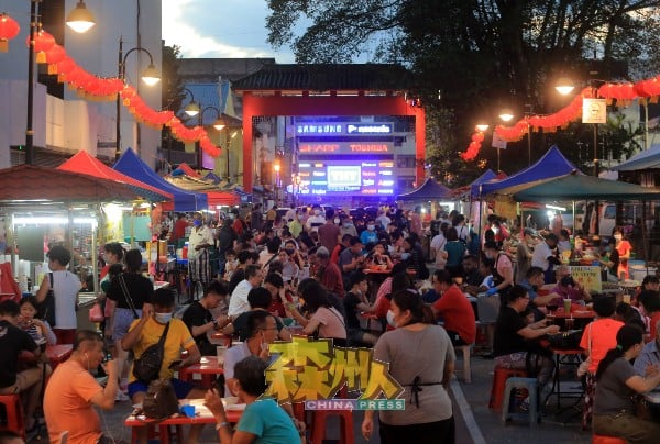 “福虎生丰新春嘉年华”不只炒热芙蓉文化街的年味气氛，也带旺小贩的生意，一举两得。