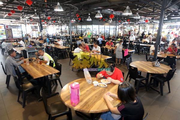 沉香九州美食中心在农历新年期间照常营业，让民众有一个喝茶、用餐的好去处。