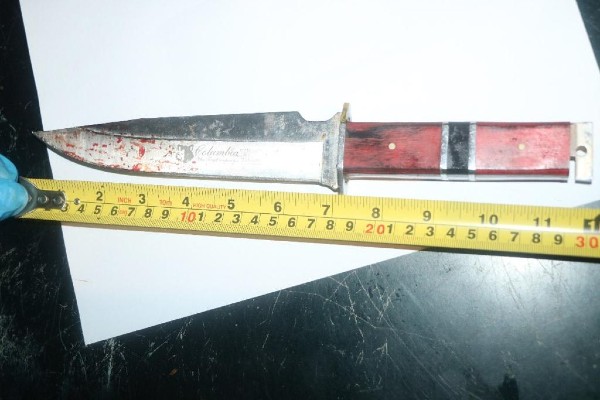 警方起获用来行凶的12吋长的匕首。