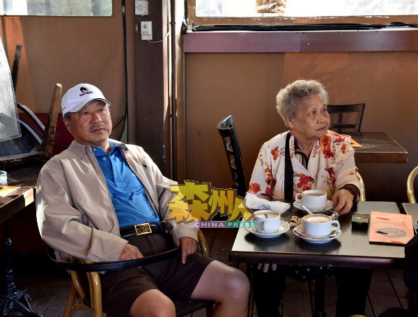 李典和（左）和劉岳嬋（右）在國外品嘗咖啡。