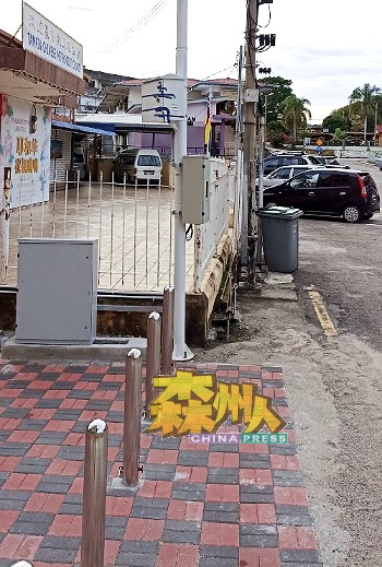 当局在入口处安装闭路电视，以防淡边壁画步行街遭到不法之徒涂鸦破坏。