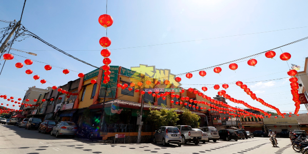 挂满红彤彤灯笼的知知港街区，新年气氛浓厚。