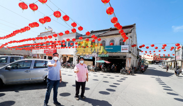 知知港街区近日已挂上红彤彤的灯笼，洋溢浓厚的新年气氛；左起为陆兆福和刘富兴。 