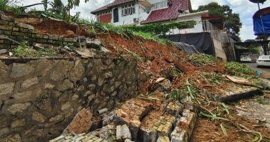 豪雨下不停 2幅围墙被冲倒