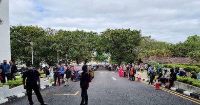 印尼地震带来震感 森多区高楼民众疏散