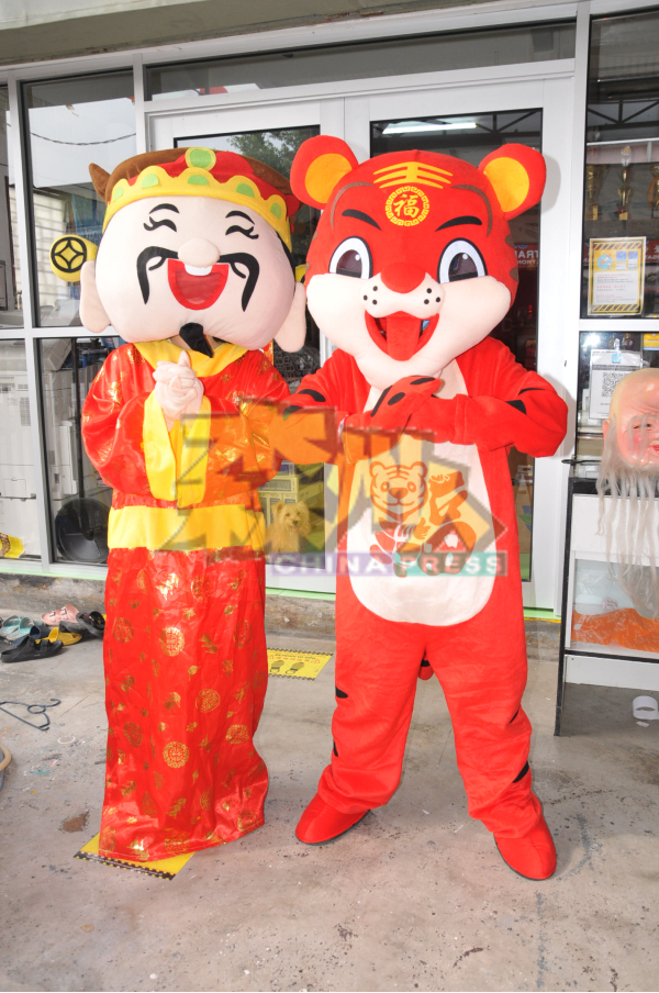 造型逗趣可爱的财神爷及虎年吉祥物，在新年活动上为出席者带来欢乐。