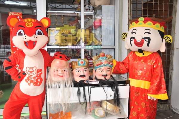 除了提供卡通造型的财神爷及虎年吉祥物，有扮演者也提供福禄寿扮演。