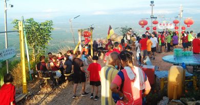 登山客络绎不绝 泰梳山新年好热闹
