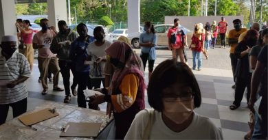 民众争打加强剂 淡边临时疫苗中心人挤人