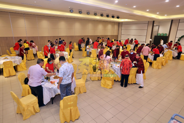 马来西亚龙氏公会2022年新春团拜午宴，尽管出现有人购票但没现身，但毫不影响午宴在喜庆气氛下进行。