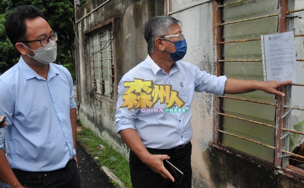 芙蓉县土地局在霸占土地兴建民宅上贴出通告，要求住户清空，右为周世扬，左为吴勇汉。