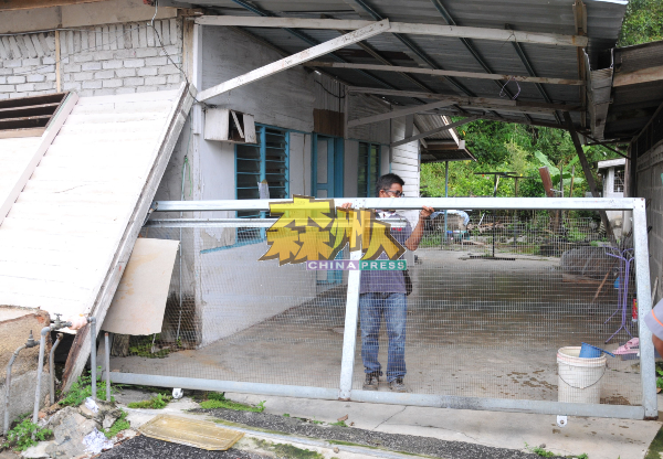 印尼男子拆除民宅的一些建材以售卖。