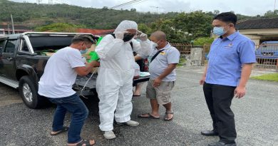 马口州议员服务中心安排消毒 送消毒液喷壶 供民众自行消毒