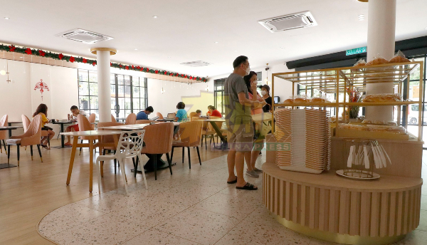 相较与餐馆及小食中心，咖啡厅显得较有用餐人潮。