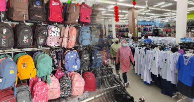 家长观望 担心校园又关 开学用品市场热不起