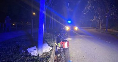 摩哆失控撞路灯 送餐员头部重创身亡