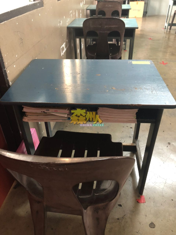 除了使用储物柜，学生可把课本放在桌位抽屉。