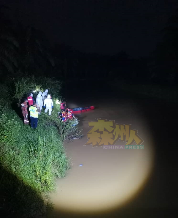 警方于拉惹阿里斯4土展区油棕园的一条河流上，发现一具腐烂男尸。