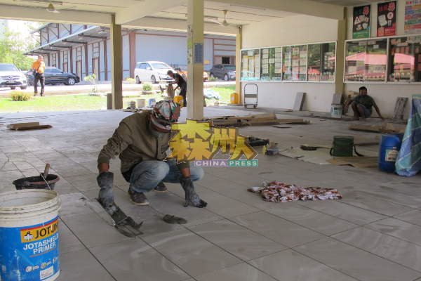 汝来新城光星华小的4万2550令吉拨款是用在铺设学校食堂的地砖。