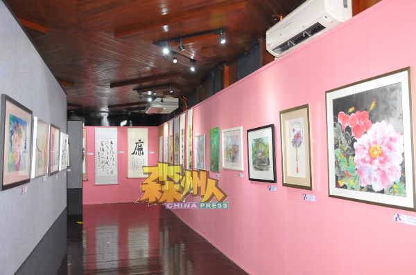 除了森州华裔画家的画作，画展也展出友族画家及中国画家的画作。
