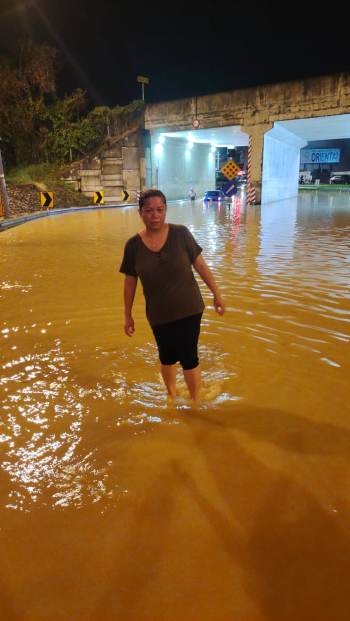 薇妮苏丽在前往灾区途中，于拉杭格吉桥底被水挡着去路，她留在原地提醒轿车勿往前进。