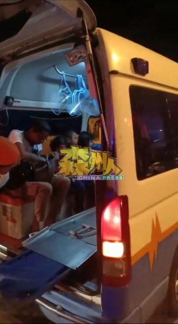 受到惊吓的巫裔轿车司机与3名孩子，由民防部队的救护车送往淡边医院进行检查。