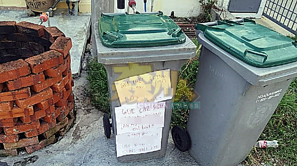 阿窿们曾在芦骨世嘉城住家社区内的垃圾桶张贴寻找魏志胜的纸条