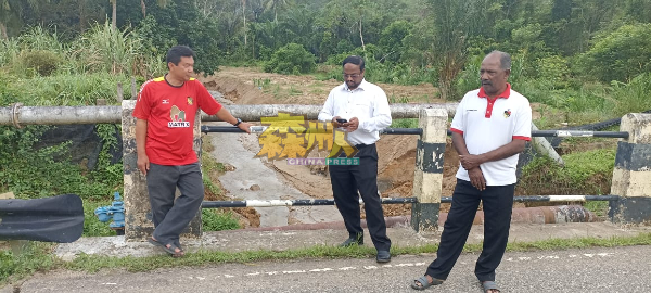 威拉班（中）在接到阿志曼村长（左）的求助后，第一时间联络有关当局要求尽快寻求恢复通车的方案；右为雷文德仁。