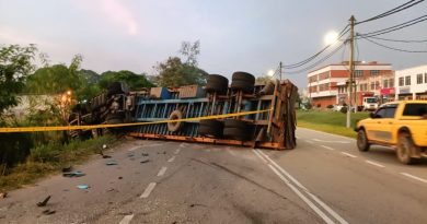 闪避突然驶来轿车 拖格罗厘翻覆路上
