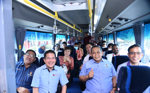森州政府落实“川行森州郊区巴士服务计划”，阿米努丁（前排右2）联同州政府行政团队 ，体验乘搭短程巴士。