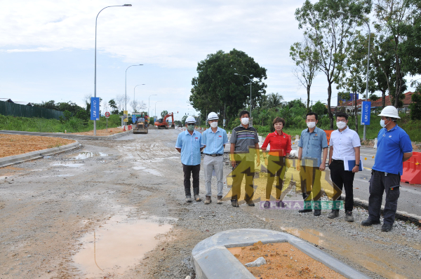 发展商IJM集团在拉务3哩路展开提升道路工程，右2起刘志浩、谢琪清、陈丽群、庄雪和。