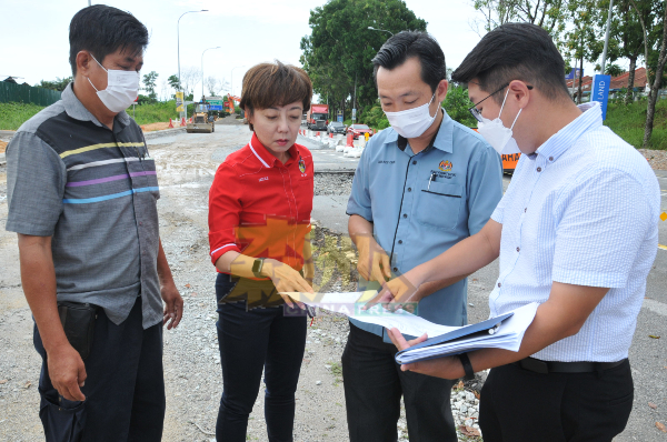 刘志浩（右）向国州议员及市议员简报提升道路工程的详情，右2起谢琪清、陈丽群、庄雪和。