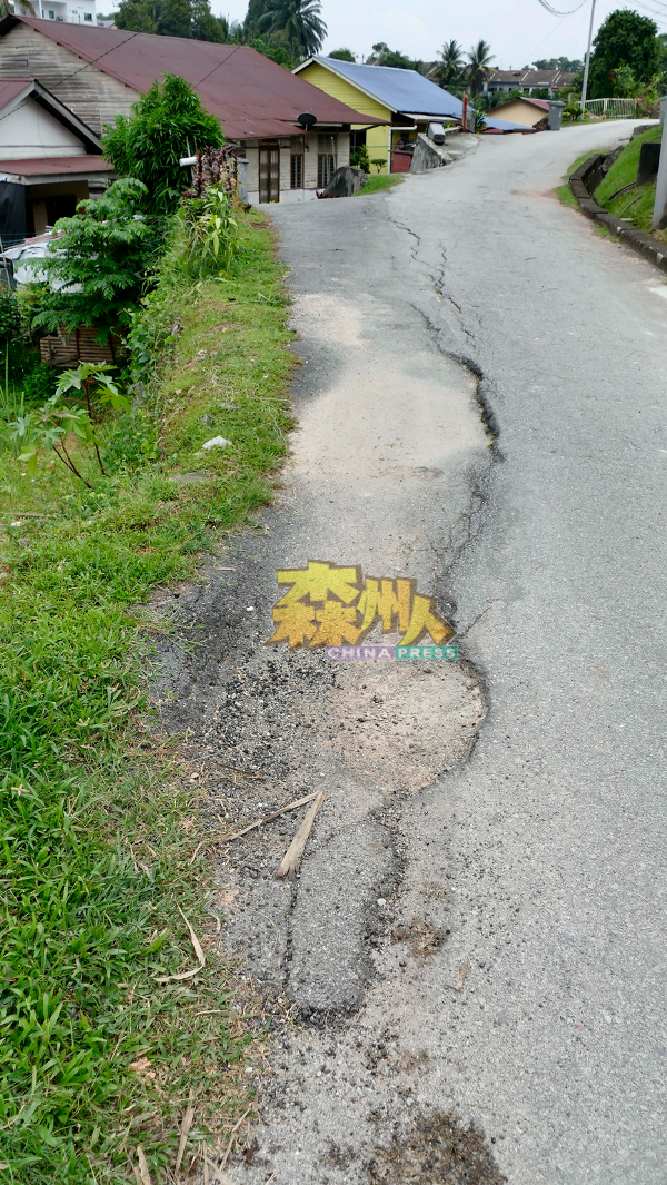 拉杭新村内的道路已出现凹陷，邓金强正着手申请拨款以重铺村内的道路。