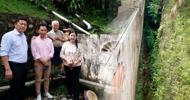 排水沟塌陷5米 居民天天担心围墙倒