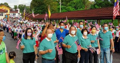 迎接国庆 新华小学旗海飘飘