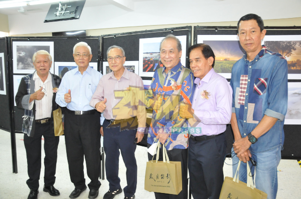 孔万良（左起）、黄思华、韩春锦、胡航生及雷宗堂巡视摄影作品后，对《岁月留影2022》摄影展，表示赞扬。