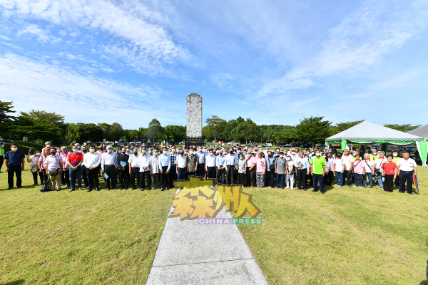 出席“九一忠魂节”追思大会的民间组织及领袖一起在“马来西亚抗日英雄纪念碑”前合照。