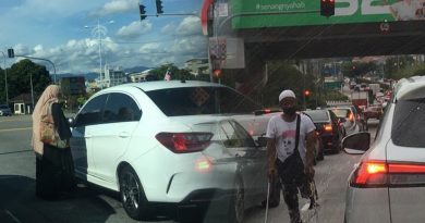 【森州人头条】敲车窗 穿梭车龙中 外籍男女红绿灯前“讨吃”