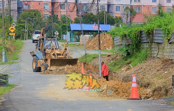 亚沙新村乡村社区管理委员会向芙蓉市政局申请的排水沟提升工程，周一已如火如荼在17路施工。