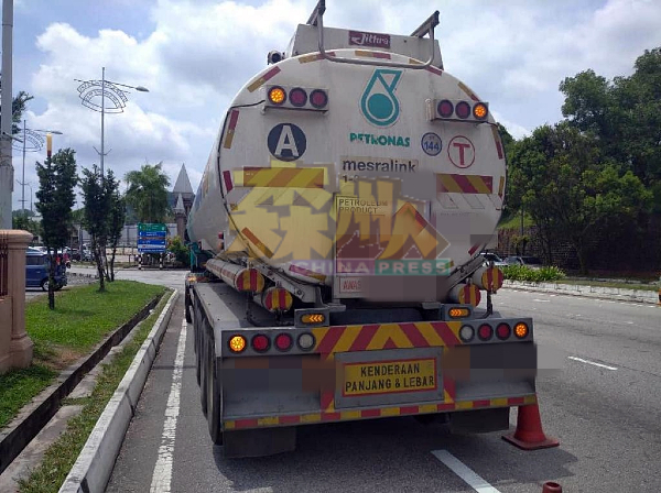 司机原本准备运载汽油前往马六甲。