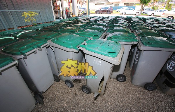 大批被更换的垃圾桶皆面对破裂、破洞及轮子遗失问题。