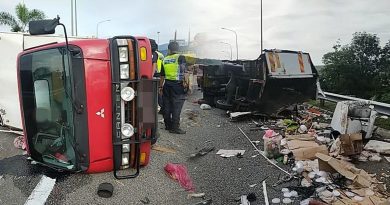 拖格罗厘猛撞“死火”罗厘 货物散落满地引塞车