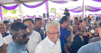 行程忙足一天！ 首相风尘仆仆抵马口