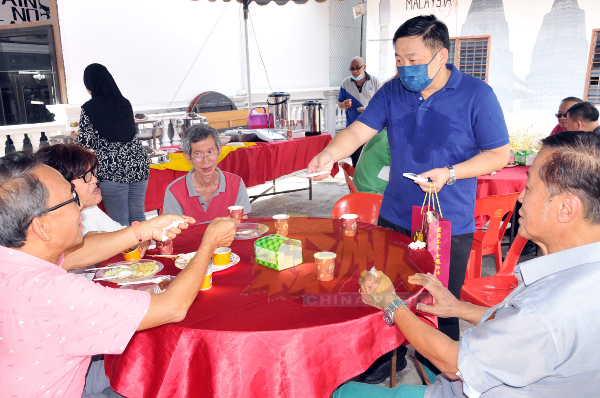 吴健南分发消毒洗手液予所有助选员和志工，提醒大家要注意防疫。