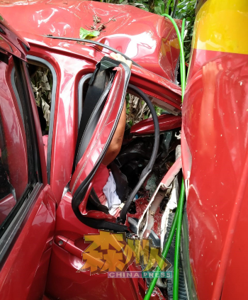 意外发生后，Alza休旅车的损毁程度严重，司机更是被夹困在车座处。