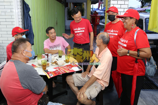 谢琪清（右3）与团队在梅岭夜市拜访选民，右为拉杭区州议员玛丽约瑟芬。