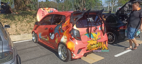 发烧友把车身画上自己所喜好的卡通怪兽，显得特别吸睛。