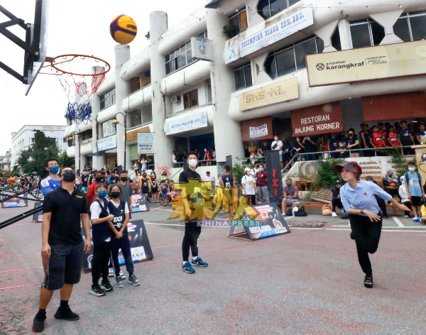 陈丽群（右）为芙蓉文化街尖子杯篮球比赛主持开球礼。